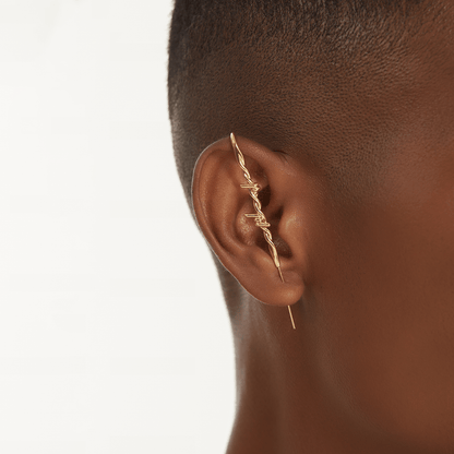 [Caution] ear cuff in gold worn on the ear, profile view
