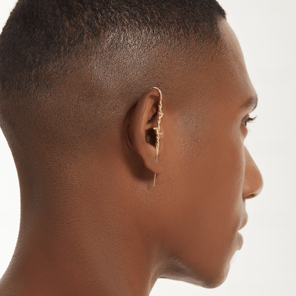 [Caution] ear cuff in gold worn on the ear, profile view