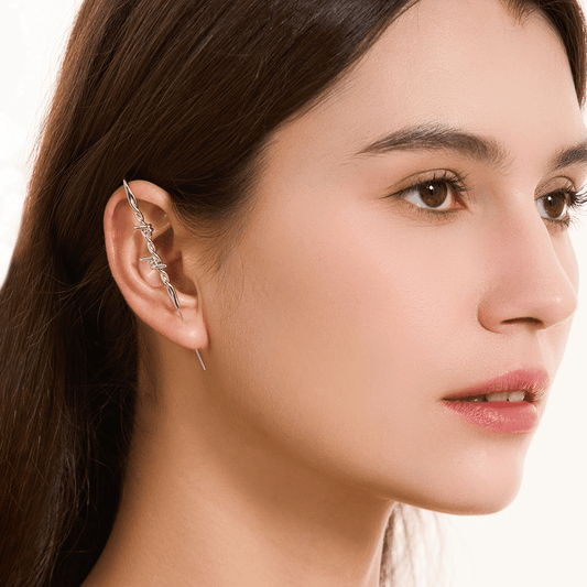 [Caution] ear cuff in silver worn on the ear, profile view